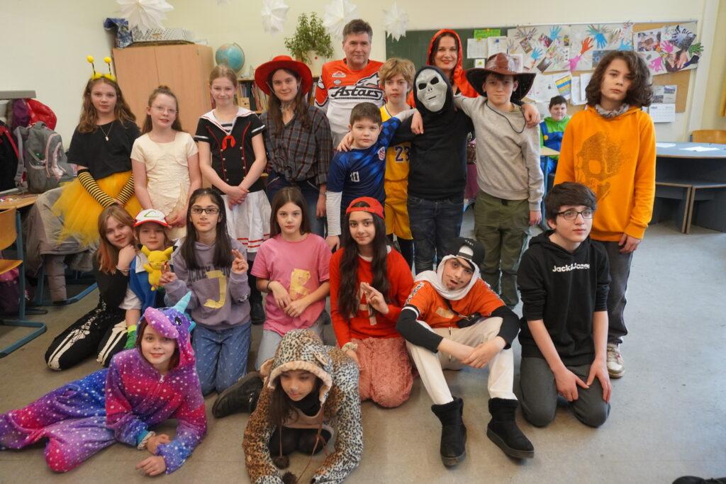 Gruppenfoto der Klasse 5a in Faschingskostümen.