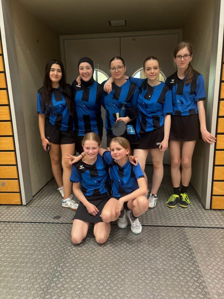 Tischtennis-Mannschaft in blauen Trikots beim Bundesfinale.