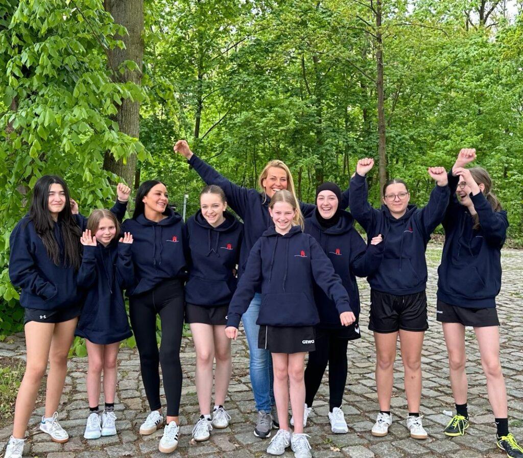 Tischtennis-Mannschaft jubelt in Berlin.