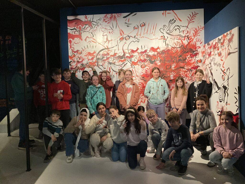 Gruppenfoto der Klasse im Archäologischen Museum.