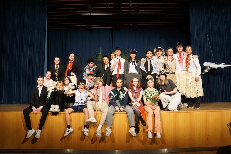 Ensemble des Theaterstücks auf der Bühne.