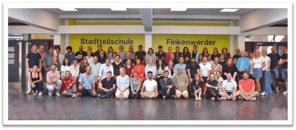 Gruppenfoto des Kollegiums in der Pausenhalle.