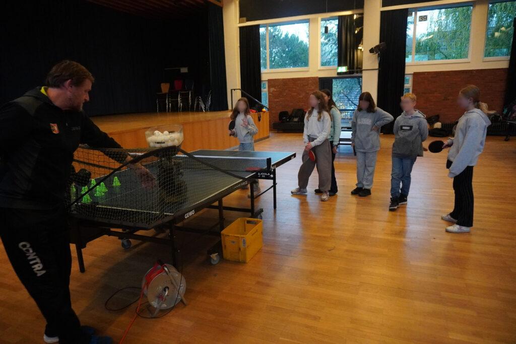 Schüler spielen Tischtennis beim Schnuppermobil.