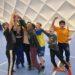 Schülerinnen und Schüler jubeln in einer Sporthalle.