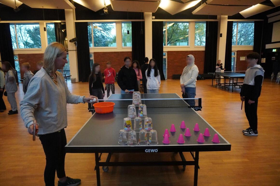 Tischtennisplatten und Spielende beim Besuch des Tischtennis-Schnuppermobils in der Mensa.