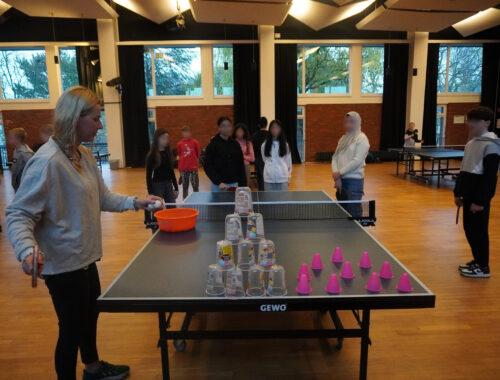 Tischtennisplatten und Spielende beim Besuch des Tischtennis-Schnuppermobils in der Mensa.