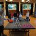 Tischtennisplatten und Spielende beim Besuch des Tischtennis-Schnuppermobils in der Mensa.
