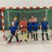 Futsal-Mannschaft der Schule vor einem Tor.