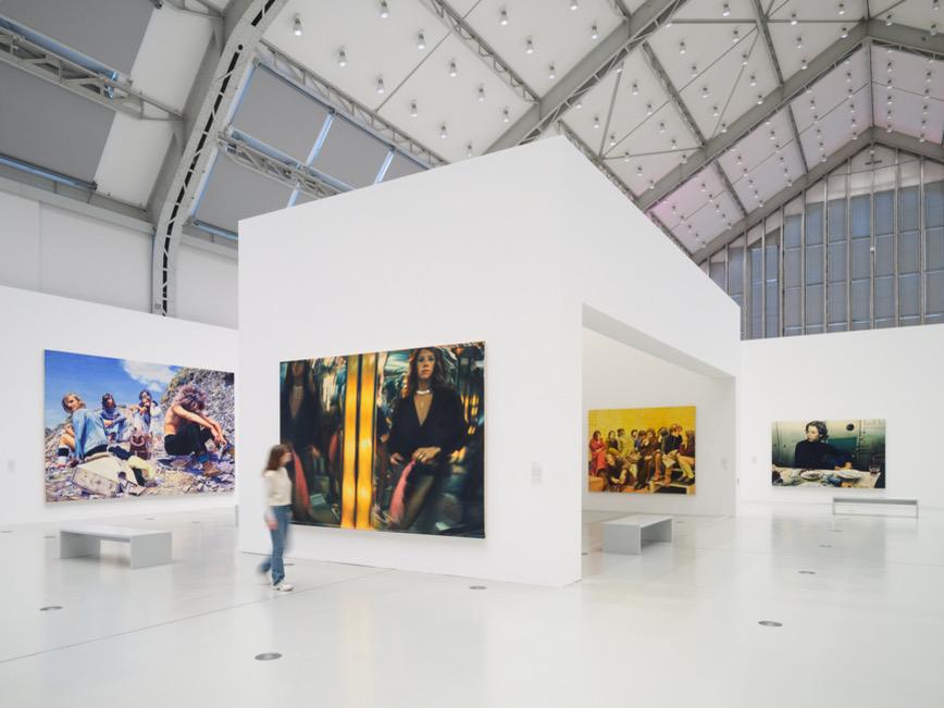 Ausstellungshalle mit großformatigen Kunstwerken.