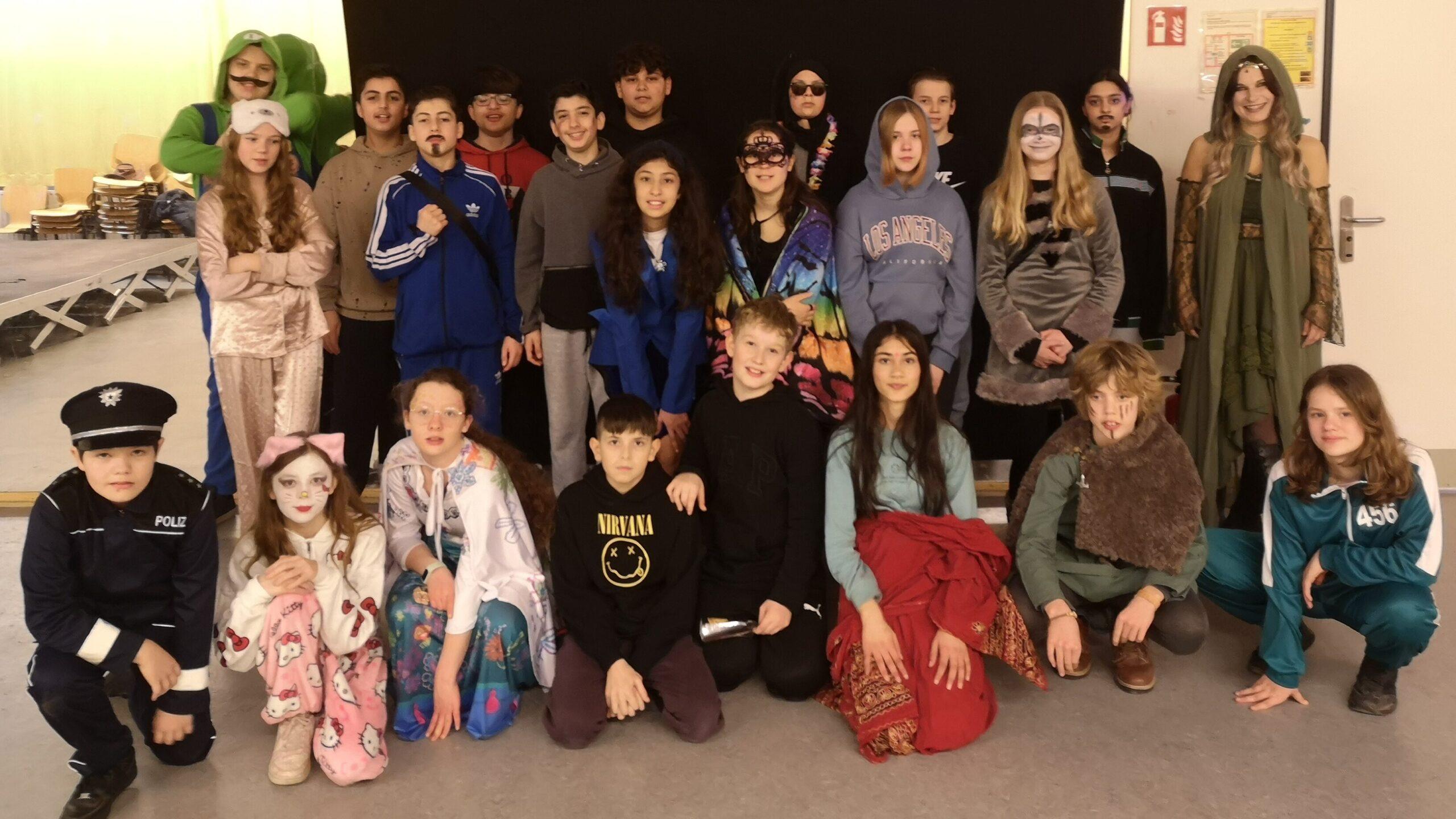 Gruppenfoto einer Klasse in Kostümen.