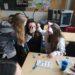 Schülerinnen schminken sich gegenseitig im Kurs.
