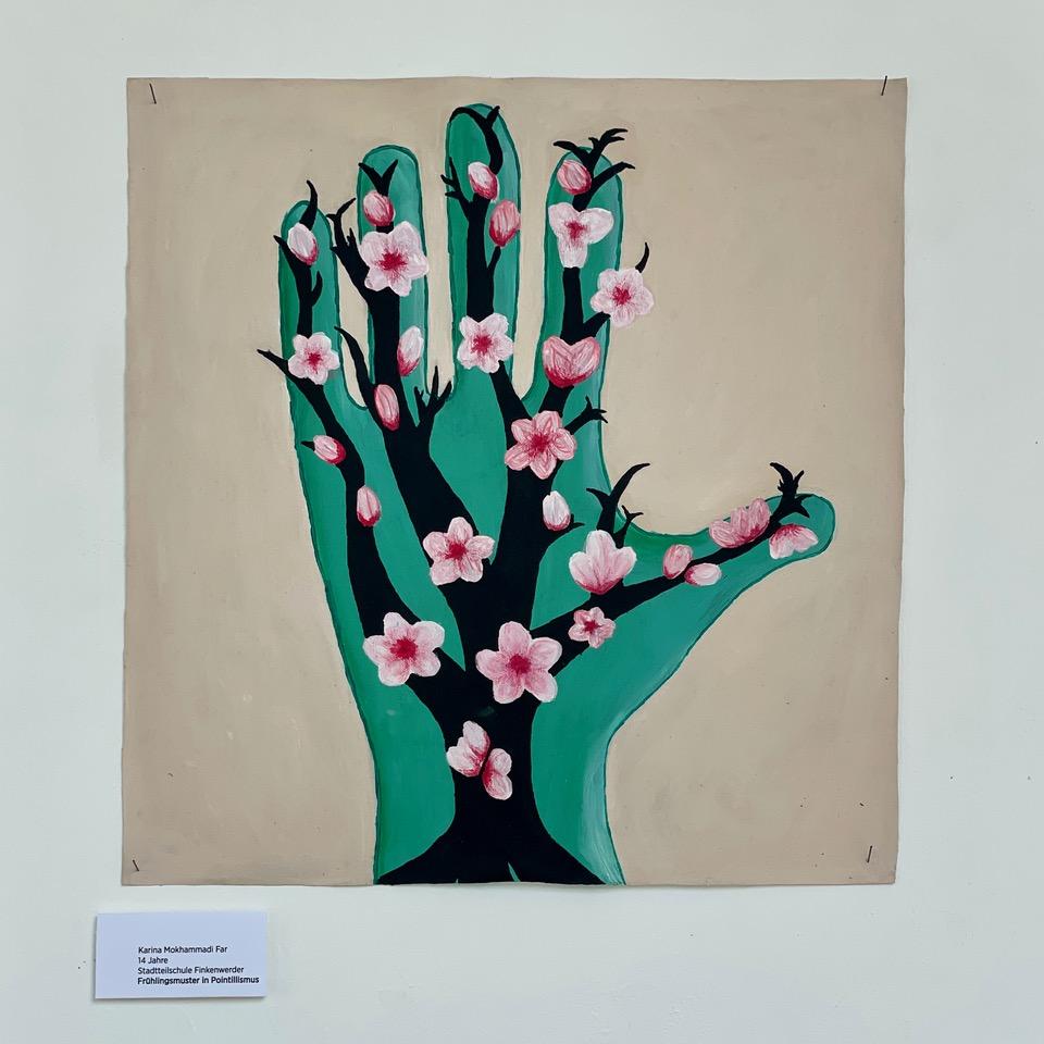 Gemälde einer grünen Hand mit rosa Blüten.