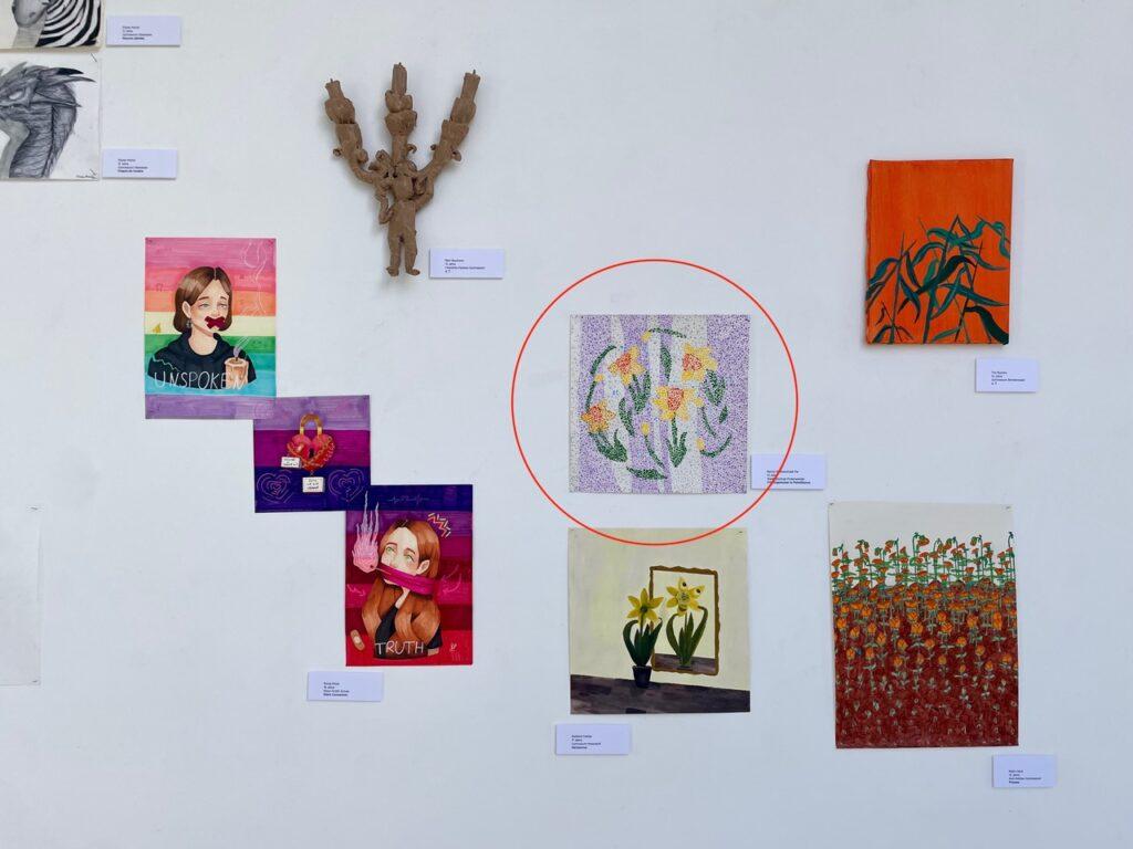 Wand mit Bildern und Skulptur in der Ausstellung des Kunstlabors.