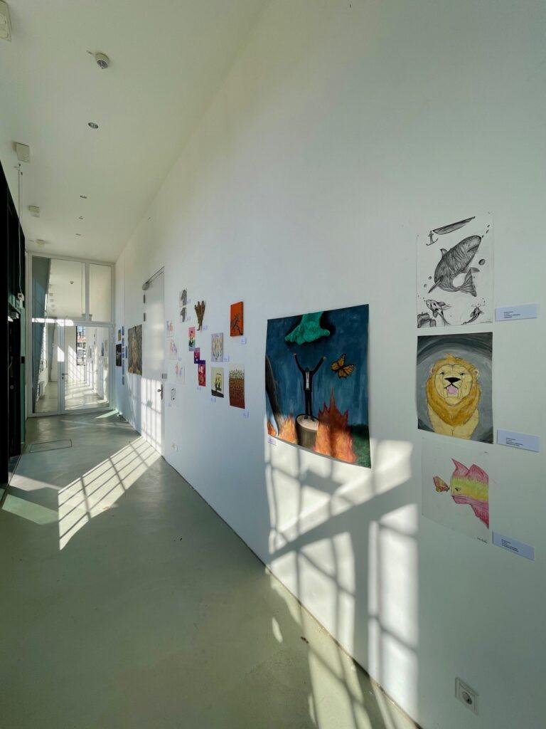 Flur mit ausgestellten Kunstwerken der Schülerinnen und Schüler.