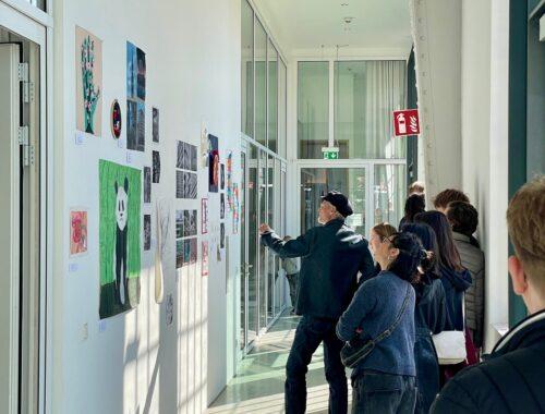 Besucherinnen und Besucher in einem Ausstellungsflur.