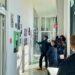 Besucherinnen und Besucher in einem Ausstellungsflur.