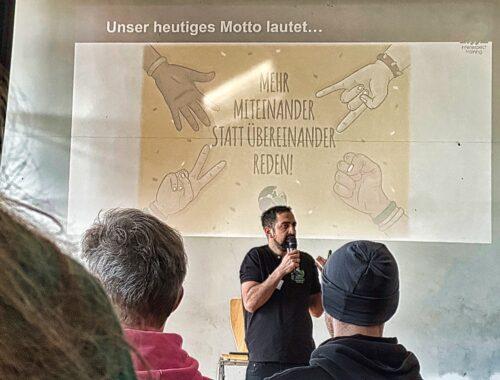 Referent spricht beim Fachtag vor einer Präsentation zum Thema diversitätssensible Schule.