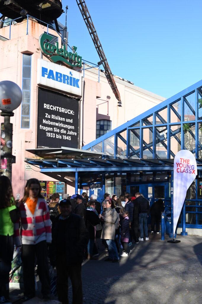 Besucherinnen und Besucher vor dem Eingang der Fabrik in Hamburg.