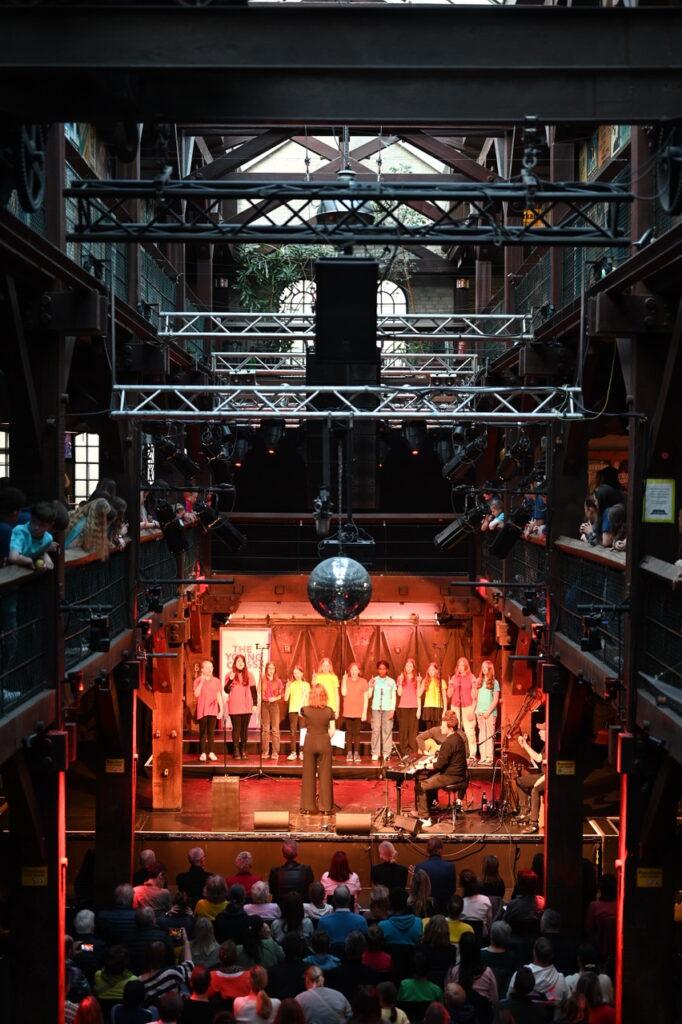 Blick von oben auf die Bühne der Fabrik in rotem Licht.