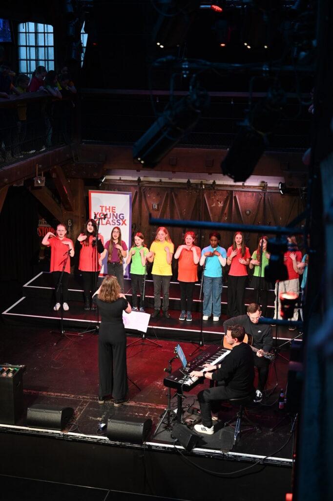 Chor und Band auf der Bühne der Fabrik.