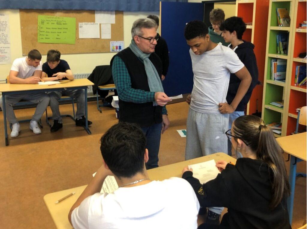 Workshop zur Wahl: Ein Referent spricht mit Schülerinnen und Schülern im Klassenraum.