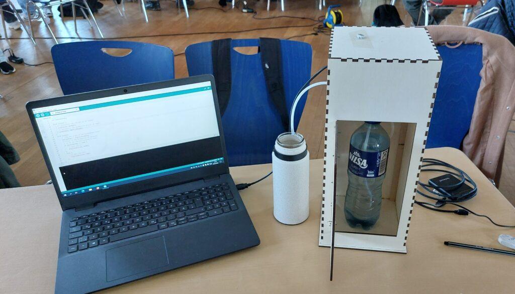 Laptop und selbst gebautes Elektronikprojekt bei den Hackdays.