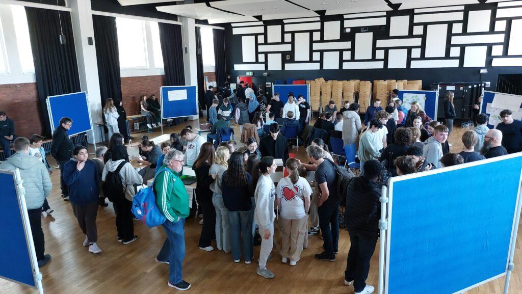 Schülerinnen und Schüler präsentieren ihre Projekte bei den Hackdays.