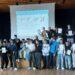 Gruppenfoto der Teilnehmenden der Hackdays auf der Bühne.