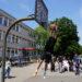 Streetball-Turnier auf dem Schulhof: ein Spieler wirft auf den Korb.