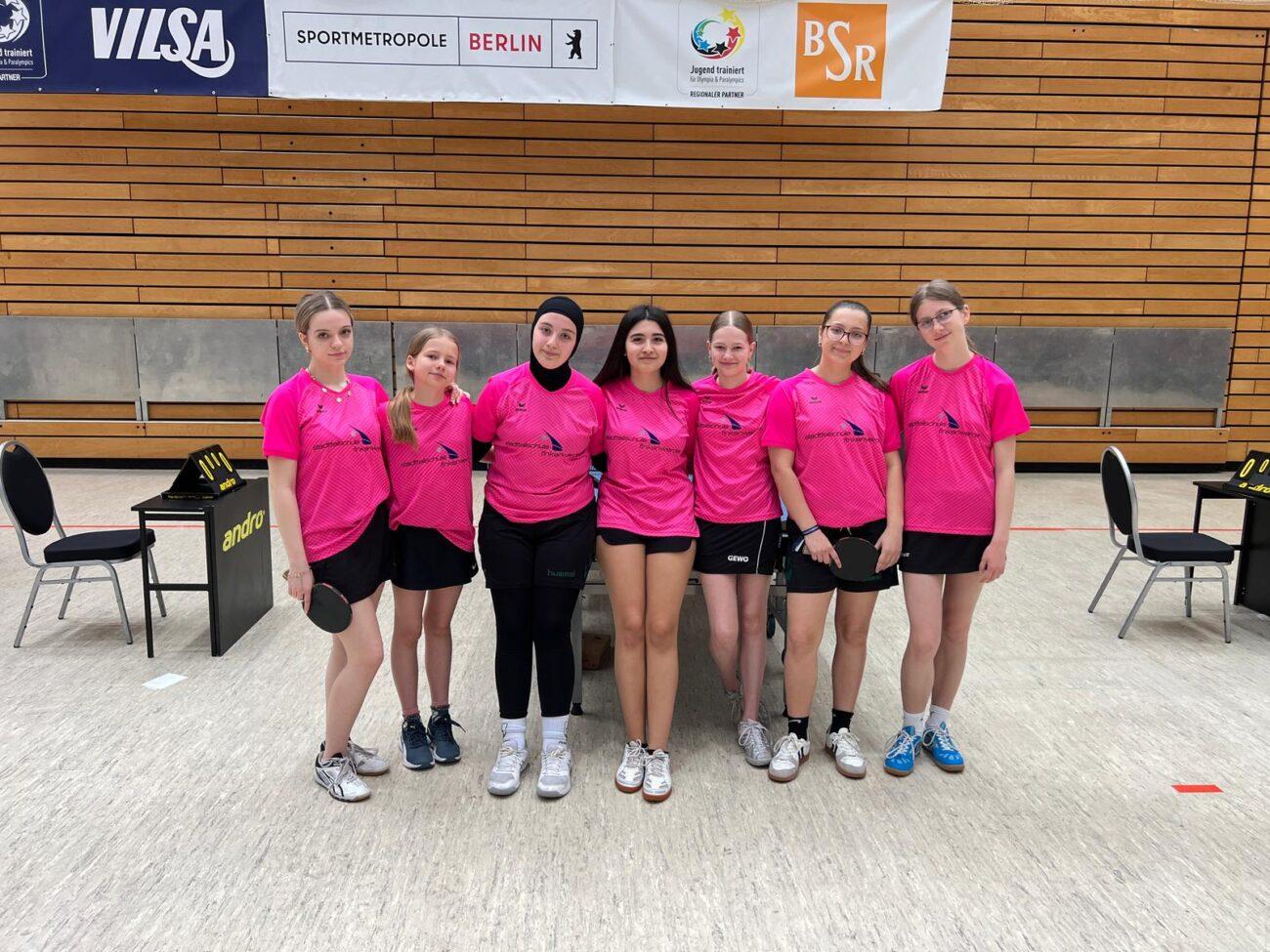 Mannschaft in pinken Trikots bei „Jugend trainiert für Olympia & Paralympics“.