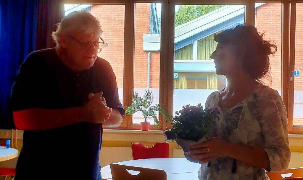 Übergabe eines Blumentopfs im Schulverein.