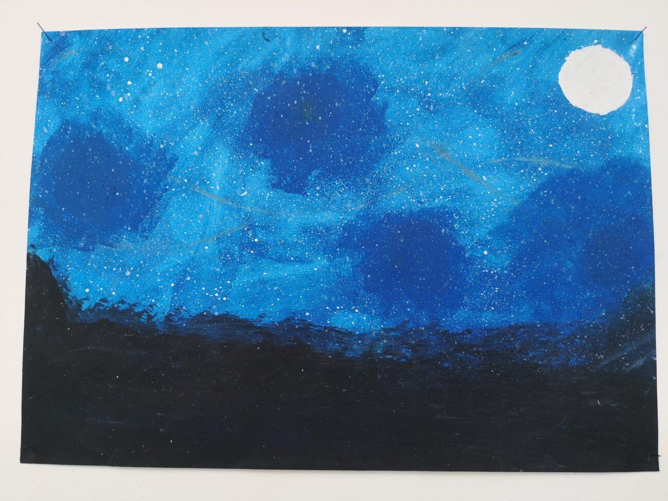 Gemälde in Blautönen mit einem hellen Mond am Himmel.