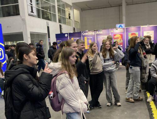 Schülerinnen und Schüler bei einer Veranstaltung mit Infoständen.