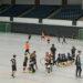 Basketballspiel 3 gegen 3 in einer Sporthalle.