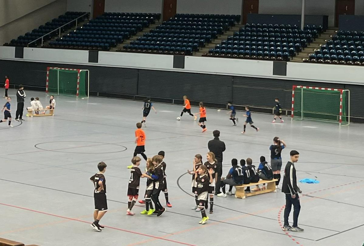 Basketballspiel 3 gegen 3 in einer Sporthalle.