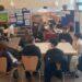 Informationsveranstaltung im Worldcafé-Format: Gruppen sitzen an Tischen in der Mensa.