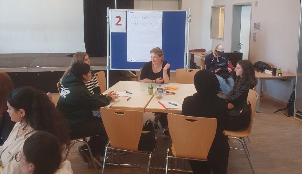 Gesprächsrunde an Tischen bei der Informationsveranstaltung zur Oberstufe.