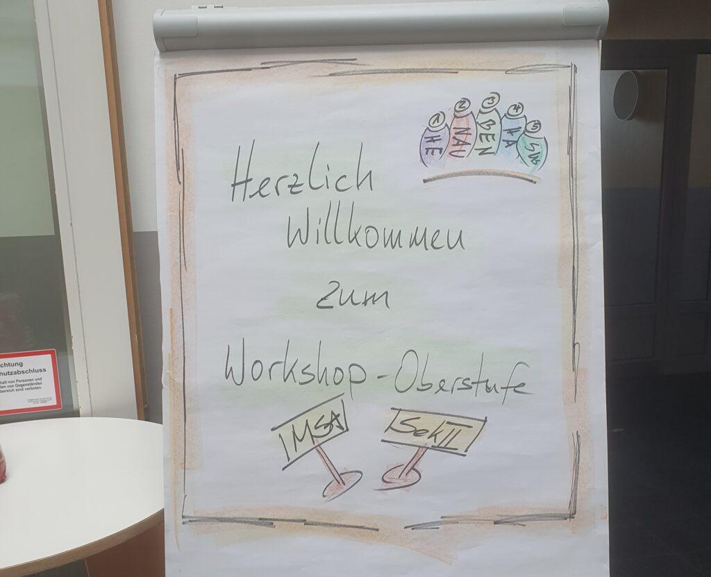 Flipchart mit „Herzlich willkommen zum Workshop“.