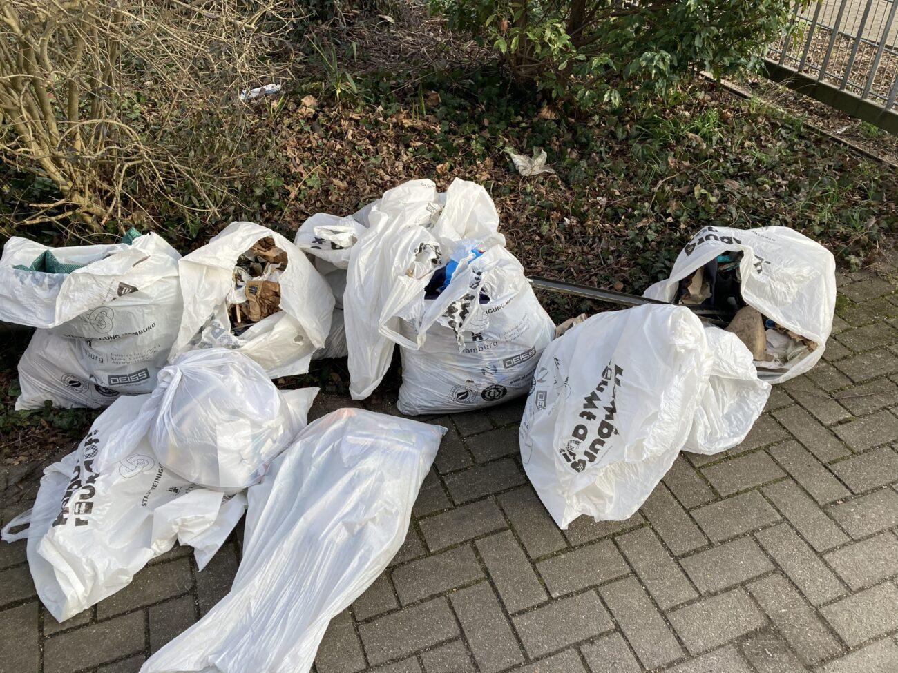 Volle Müllsäcke nach dem Aufräumen bei „Hamburg räumt auf“.
