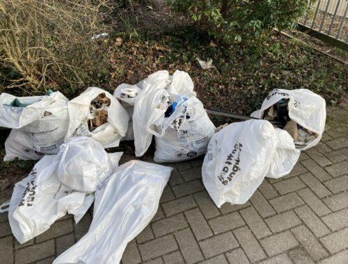 Volle Müllsäcke nach dem Aufräumen bei „Hamburg räumt auf“.