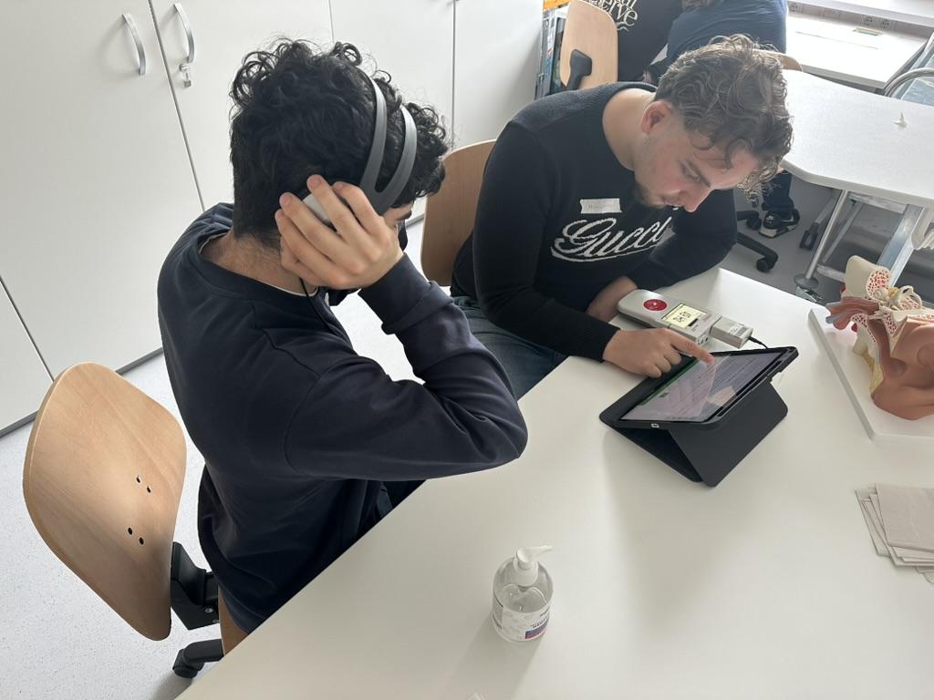 Schüler des Biologiekurses führen am Tablet ein Experiment zur Wahrnehmung durch.